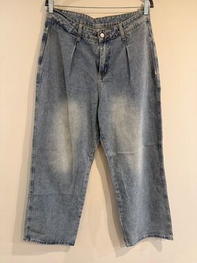 Light Wash Pleated Men’s Jeans